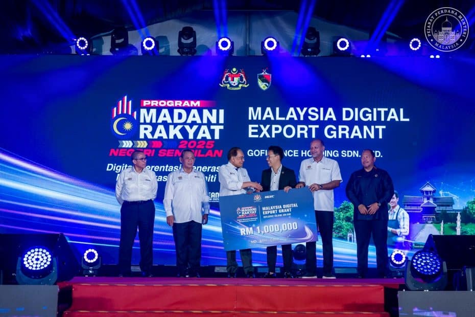 Same CEO from GoFluence receiving RM1 million mock cheque from YAB Perdana Menteri Dato' Seri Anwar Ibrahim